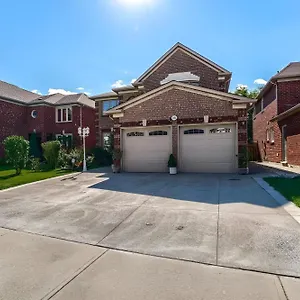  Apartment Near The Airport Canada